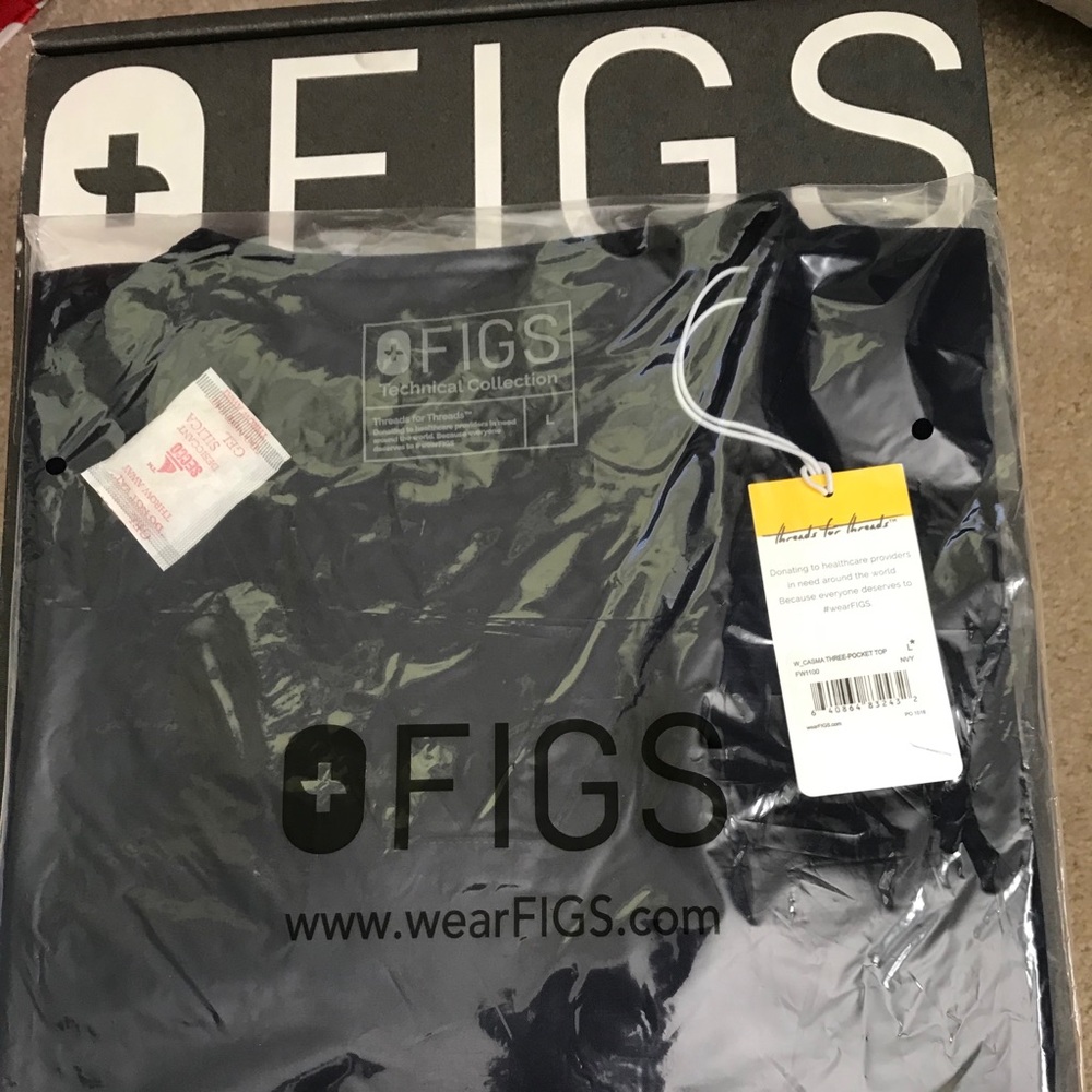 FIGS Casma Three Pocket Top, Navy